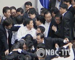 치열한 의장석 쟁탈전