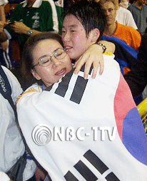 여자부 페더급에서 금메달을 확보한 이승아가 현지에 응원 온 어머니와 기쁨을 나누고 있다.