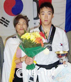 남자 라이트 헤비급에서 금메달을 획득한 이선종(서울동성고 2)이 어머니와 함께 했다.