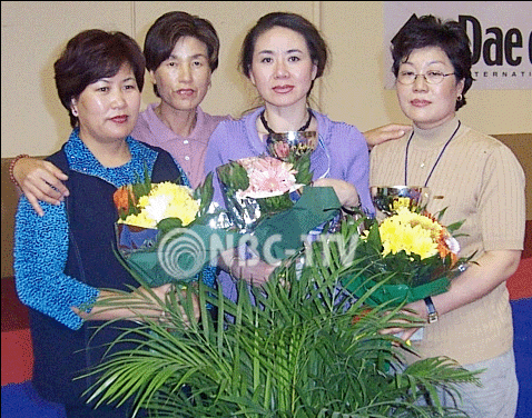 5일 경기에서 금메달을 획득한 4명의 선수를 낳은 자랑스러운 어머니들의 모습.