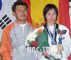 여자 라이트 미들급 금메달리스트 성혜영(효성고 2)이 한용석 코치와 기쁨을 나누고 있다.