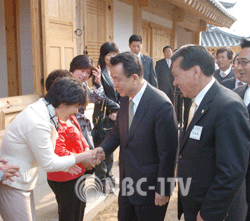 교동리 주민들과 악수를 나누는 한승수 국무총리