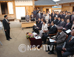 한용택 옥천군수로 부터 생가 복원실태를 보고 받고 있는 한승수 총리 내외.