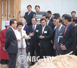 부인 홍소자 여사로 부터 옛 생가에 대한 추억을 듣고 있는 한승수 국무총리.