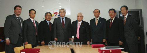 세계태권도연맹을 방문한 WTA(세계태권도연합) 임원들이 조정원 총재(왼쪽에서 네번째)와 기념 촬영을 하고 있다.