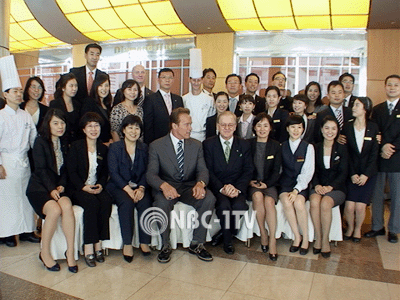 아놀드 슈왈제네거 주지사와 함께한 그랜드 힐튼 임직원들