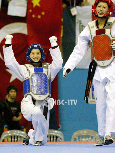 중국 여자 태권도 간판스타 우징위, 양수쥔 꺾고 포효