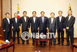 방한 중인 오공태 재일본대한민국민단 중앙본부 단장 등 민단간부 8명과 기념촬영하고 있는 강창희 의장