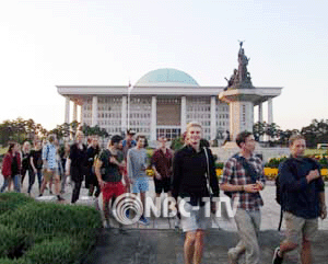 가을 햇빛 받으며 국회의사당 앞마당 걷고 있는 덴마크대학생들