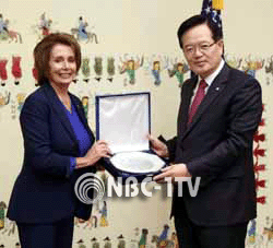 2일 국회를 방문한 낸시 펠로시 미국 하원 민주당 원내대표가 정의화 국회의장으로 부터 감사패를 전달 받고 있다.